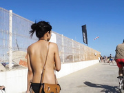 精品推薦 迪卡儂門事件女主角袒胸露乳漫步人來人往的海灘 1080P高清原版