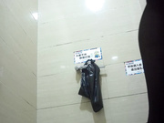 商場公共衛生間拍攝到的黑絲服務員美女少婦如廁 看起來保養的不錯顏值蠻高的 1080P高清