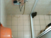 给女同事修热水器偷偷在她浴室装了个针孔摄像偷拍她洗澡