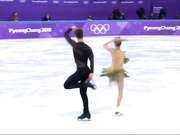 最新2018平昌冬奥会法国冰舞代表队美女队员动作幅度过大且没带乳贴粉奶头跳了出来后被发现1080P超清