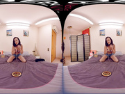 Mya Lorenn plays again with Virtual Reality