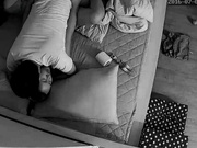 摄像头监控偷拍夫妻啪啪老婆被干完直接睡觉了，这女的奶子跟屁股真圆，一看就是个极品