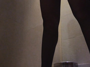 商城厕拍系列 大长腿的长发美女一个接着一个，不看后悔
