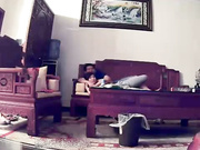 老婆怀疑老公有外遇在家偷装摄像头,不料却拍到和自己妹妹看电视时在沙发茶几上做爱,干的还相当激烈！