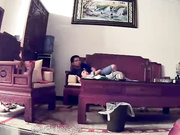 老婆怀疑老公有外遇在家偷装摄像头,不料却拍到和自己妹妹看电视时在沙发茶几上做爱,干的还相当激烈！