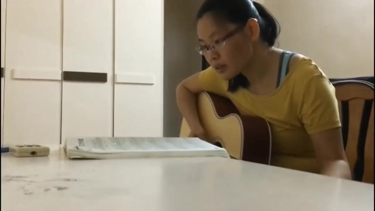 禽兽音乐老师教少妇学员弹吉它搞到别人的奶子上脱了衣服按在椅子上啪啪