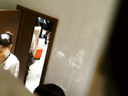 【全網推薦】【女廁廁拍】百人放尿經典女廁-隱蔽中的鏡頭 原版高清