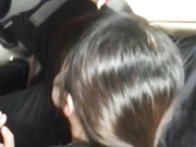 【全網推薦】【網爆門事件】二個學生在機場巴士車上饑渴女友俯身為男友口交 吃的津津有味 原版高清