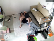 破解家庭网络摄像头偷拍蜗居年轻情侣睡地铺做爱干到沙发上