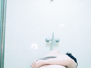 美少妇第一视角道具自慰洗澡全过程特写逼逼和菊花