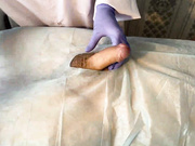 女护士用手帮男人高潮，然后收集精液